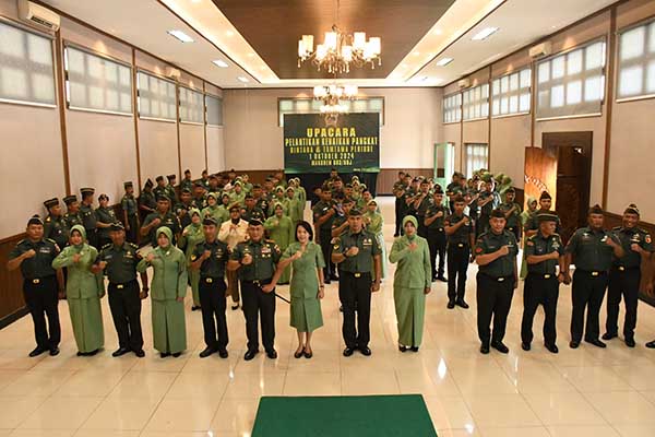 Danrem 083/Bdj bersama prajurit dan persit. (penrem083) - Danrem 083/Bdj: Jadilah Prajurit Berinovasi dan Dicintai Rakyat