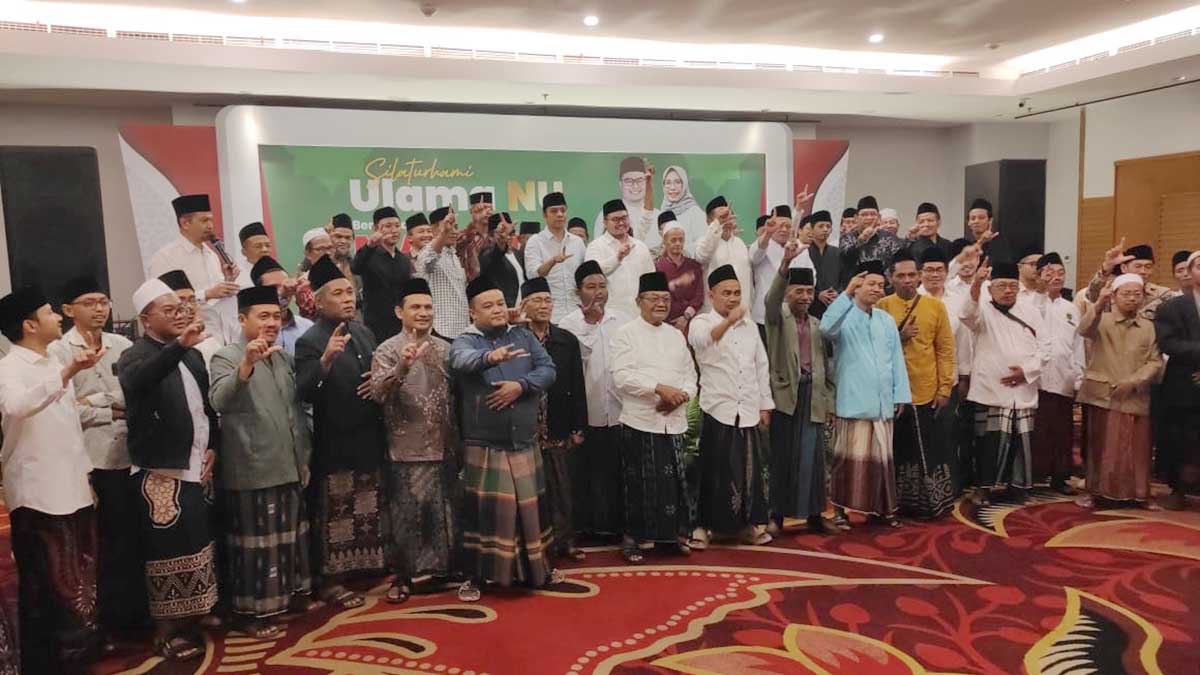 Deklarasi para Kyai dan Gawagis dari pondok pesantren tersohor di Kediri, berlangsung di Hotel Grand Surya Hotel Kota Kediri, Senin (30/9/2024) malam. (Seru.co.id/mam) - Kyai dan Gawagis se-Kabupaten Kediri Deklarasi Menangkan Mas Dhito dan Mbak Dewi