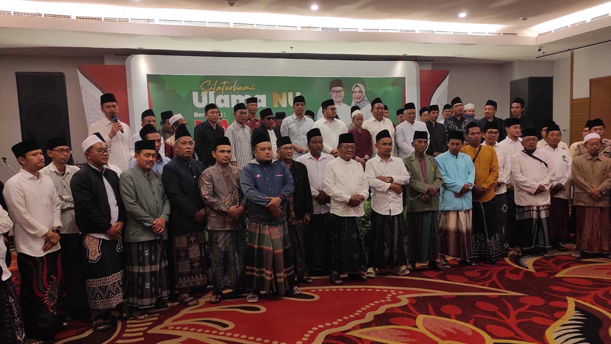 Deklarasi para Kyai dan Gawagis dari pondok pesantren tersohor di Kediri, berlangsung di Hotel Grand Surya Hotel Kota Kediri, Senin (30/9/2024) malam. (Seru.co.id/mam) - Kyai dan Gawagis se-Kabupaten Kediri Deklarasi Menangkan Mas Dhito dan Mbak Dewi