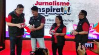 Direktur Consumer Banking (kiri) dan Corporate Communications Head CIMB Niaga (kanan) berbincang dengan perwakilan peserta Jurnalisme Inspiratif. (rhd) - CIMB Niaga Tingkatkan Kompetensi Jurnalis dalam Jurnalisme Inspiratif