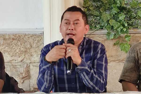 Direktur Utama Perumda Tugu Tirta, Priyo Sudibyo SE SSos MM, menjawab pertanyaan awak media. (rhd) - 100 Hari Direksi Baru, Perumda Tugu Tirta Kaya Inovasi Panen Prestasi