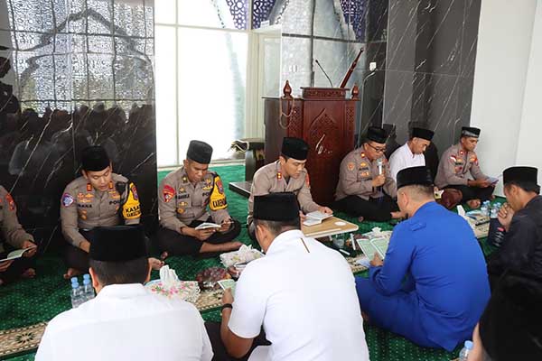 Doa bersama di Satpas Tegaron, Kepanjen. (ist) - Polres Malang dan Keluarga Korban Gelar Doa Bersama Peringatan Dua Tahun Tragedi Kanjuruhan