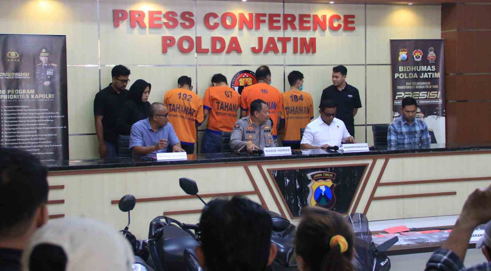 Mengaku Anggota Polisi, 2 Mahasiswa dan Karyawan Diringkus Polda Jatim Usai Melakukan Pemerasan