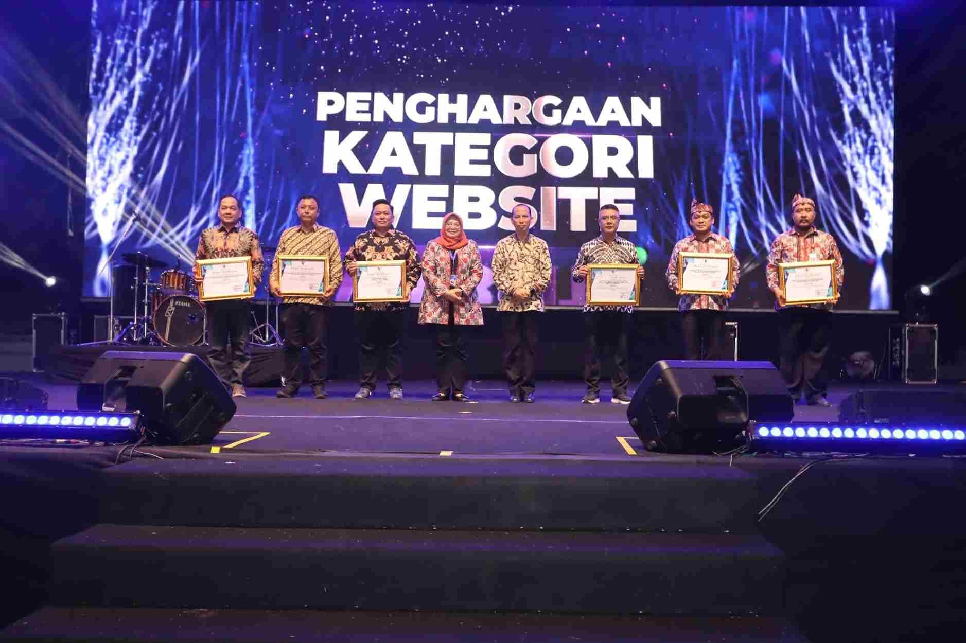 Pemkot Surabaya Raih 4 Penghargaan Terbaik di Jatim Public Relation Award 2024