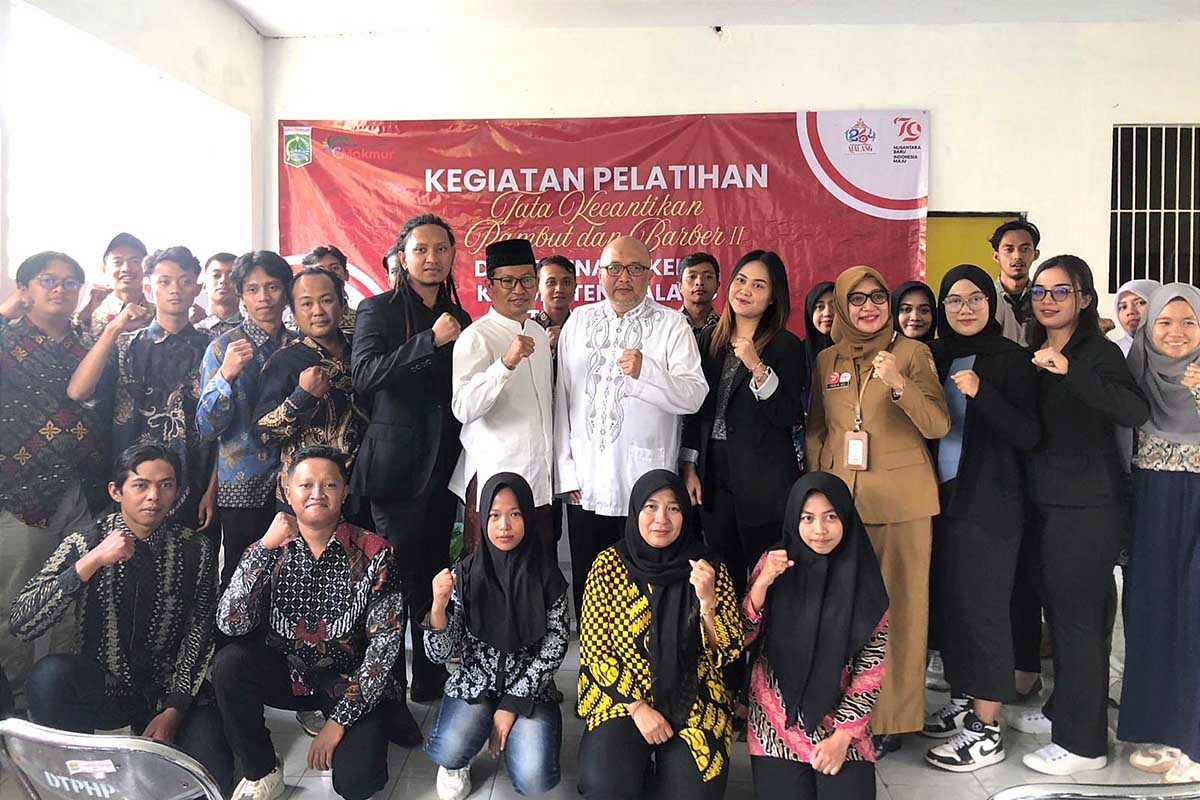 Foto bersama dalam pembukaan pelatihan kecantikan rambut dan barbershop II. (wul) - Disnaker Kabupaten Malang Beri Pelatihan Kecantikan Rambut dan Barbershop II, Manfaatkan DBHCHT
