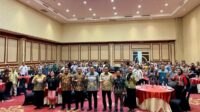 Foto bersama usai acara High Level Meeting. (ws12) - Pj Wali Kota Malang Ajak Peningkatan ETPD untuk Efisiensi Pajak