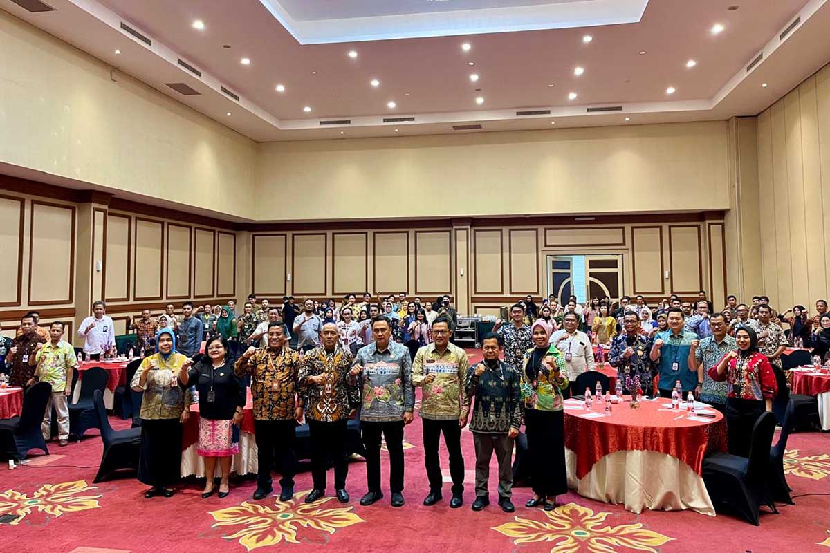 Foto bersama usai acara High Level Meeting. (ws12) - Pj Wali Kota Malang Ajak Peningkatan ETPD untuk Efisiensi Pajak