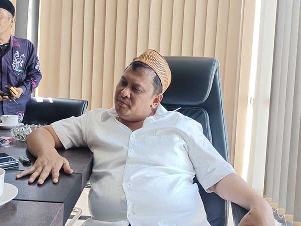 H. Her saat dimintai keterangan di kediamannya. (Seru.co.id/udi) - Paslon Bupati Pamekasan Dinilai Lebih Banyak Mudharatnya, H. Her Memilih Netral