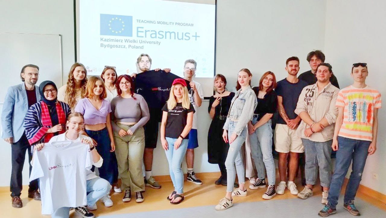 Widiya Yutanti bersama mahasiswa Uniwersytet Kazimierza Wielkiego, Bydgoszcz, Polandia. (ist) - Dosen Komunikasi UMM Mengajar Praktik Media Indonesia di UKW Bydgoszcz Polandia