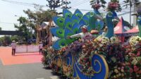 Ibu Ketua Tim Penggerak PKK Kota Batu turut mengikuti pawai kendaraan hias di BAFC#3 tahun 2024. (Seru.co.id/dik) - Batu Art Flower Carnival #3 Tahun 2024 Meriahkan Hari Jadi ke-23 Kota Batu