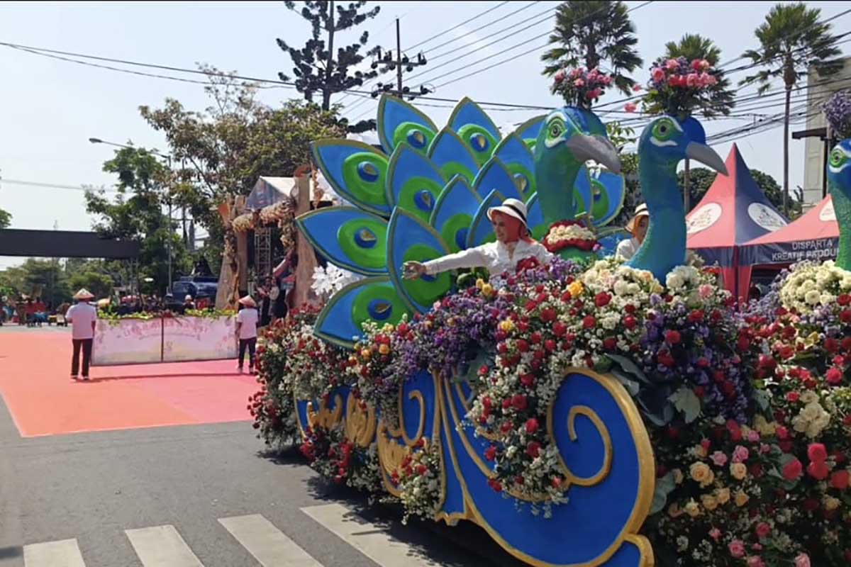 Ibu Ketua Tim Penggerak PKK Kota Batu turut mengikuti pawai kendaraan hias di BAFC#3 tahun 2024. (Seru.co.id/dik) - Batu Art Flower Carnival #3 Tahun 2024 Meriahkan Hari Jadi ke-23 Kota Batu