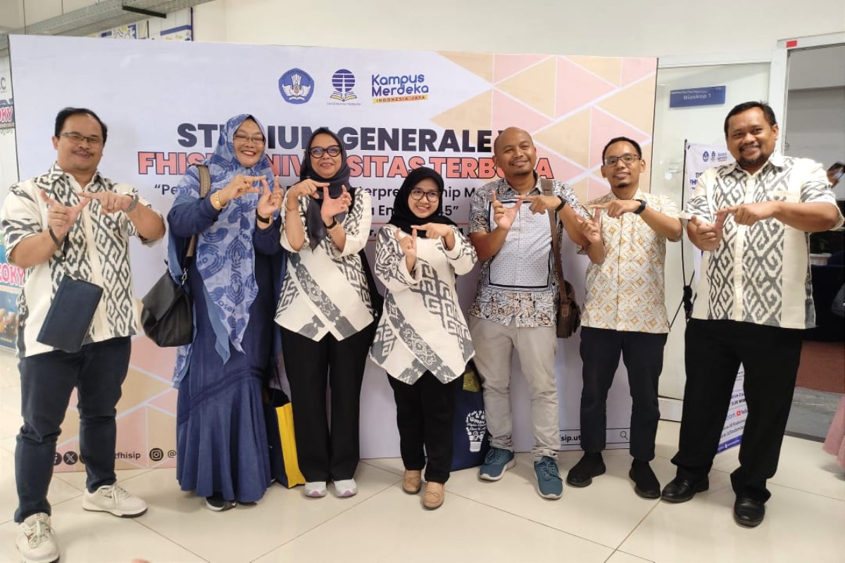 Jajaran Dekanat FHISIP UT dan para narasumber. (rhd) - FHISIP UT Selenggarakan Studium Generale: Kembangkan Potensi Entrepeneurship Mahasiswa