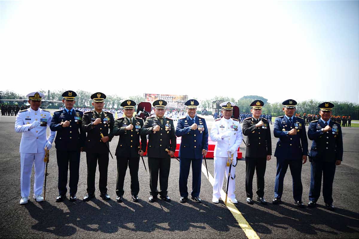 Jajaran Tri Matra TNI dan Polri. (ist) - Upacara HUT ke-79 TNI Dipusatkan di Lanud Abd Saleh, Panglima TNI Sampaikan Amanat Ini