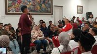 Ji Hendy saat diroasting komika asal Jember. (Seru.co.id/amb) - Ji Hendy Ajak Gen Z di Jember Nongkrong Bareng hingga Diroasting Komika Stand Up Comedy