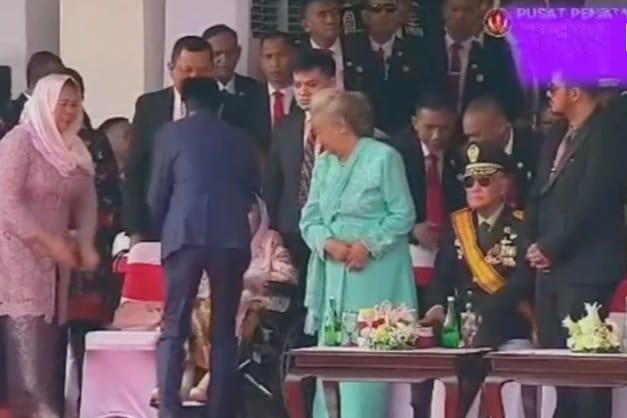 Jokowi Tak Salami Try Sutrisno, Prabowo Takzim Seniornya di HUT ke-79 TNI