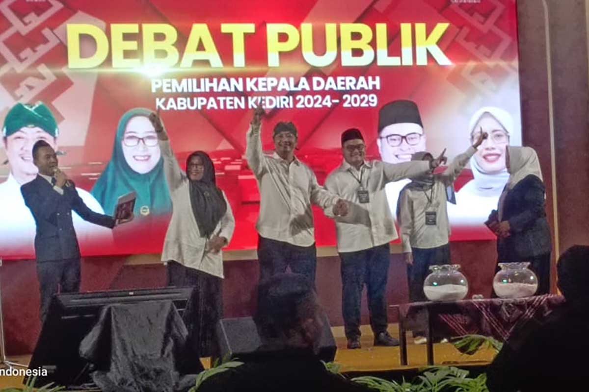 KPU Kabupaten Kediri menggelar debat pertama, pada 24 Oktober 2024 di gedung IKCC, Hotel Insumo Kota Kediri. (Seru.co.id/mam) - KPU Kabupaten Kediri Gelar Debat Pertama Calon Bupati dan Wakil Bupati Kediri Tahun 2024