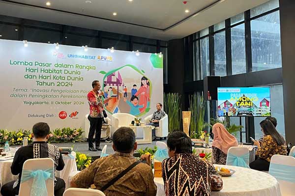Kadis Koperindag Batu saat presentasi Lomba Pasar di Jogjakarta. (ist) - Pasar Batu Masuk Penilaian Tahap Dua Nominasi Lima Besar Lomba Pasar