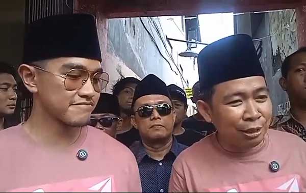 Kaesang dan Gus Fawait saat blusukan ke pemukiman padat penduduk di Jember. (Seru.co.id/amb) - Kaesang dan Calon Bupati Jember Gus Fawait Blusukan ke Pemukiman Bupati Pertahana Hendy Siswanto