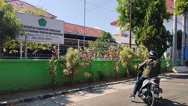 Kantor Dinas Ketahanan Pangan dan Pertanian Kabupaten Pamekasan. (Seru.co.id/udi) - Bantuan Hand Traktor untuk Petani Diduga Diperjualbelikan Oknum Pegawai Dinas Pertanian Pamekasan