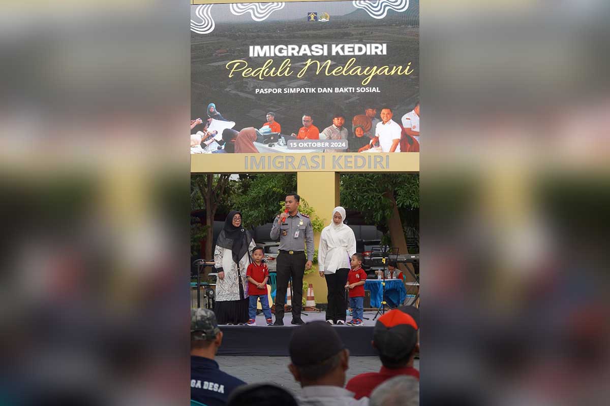 Kantor Imigrasi menggelar kegiatan bertajuk “Imigrasi Kediri Peduli Melayani”. (Seru.co.id/mam/aji) - Tingkatkan Pelayanan Publik, Kantor Imigrasi Kediri Buka Layanan Paspor Simpatik hingga Baksos