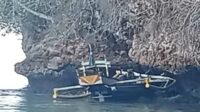 Kapal tak bertuan yang terdampar di Pulau Nusa Barung. (ist) - Dua Perahu Nelayan Terdampar di Pulau Nusa Barung Jember, ABK Hilang