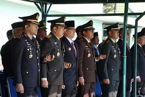 Kapolres Batu bersama Pj. Wali Kota batu dan Pimpinan di lingkungan TNI-AD. (ist) - Kapolres Batu Hadiri Upacara Peringatan HUT ke-79 TNI sebagai Bentuk Sinergitas TNI-Polri