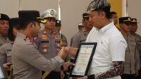 Kapolres Batu saat menyerahkan Penghargaan kepada warga dan anggota Kepolisian yang berprestasi ungkap kasus penembakan. (Seru.co.id/dik) - Kapolres Batu Beri Penghargaan Lurah dan Warga Temas Bantu Ungkap Kasus Penembakan