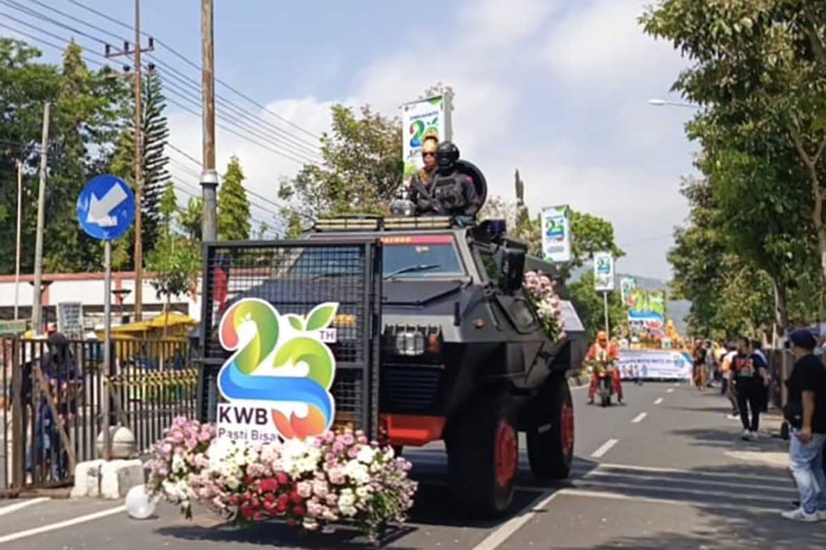 Kendaraan Rantis Polisi yang "disulap" menjadi kendaraan bertabur bunga hias. (Seru.co.id/dik) - Batu Art Flower Carnival #3 Tahun 2024 Meriahkan Hari Jadi ke-23 Kota Batu
