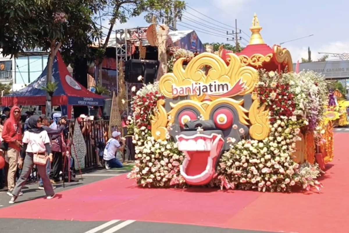 Kendaraan hias persembahan dari Bank Jatim turut meramaikan BAFC#3 2024. (Seru.co.id/dik) - Batu Art Flower Carnival #3 Tahun 2024 Meriahkan Hari Jadi ke-23 Kota Batu