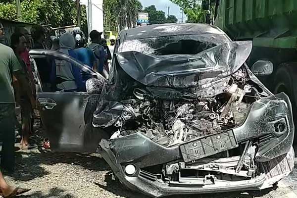 Kendaraan yang terlibat kecelakaan. (ist) - Saudara Kandung Mantan Kapolri Tewas Usai Terlibat Kecelakaan Adu Banteng di Jember