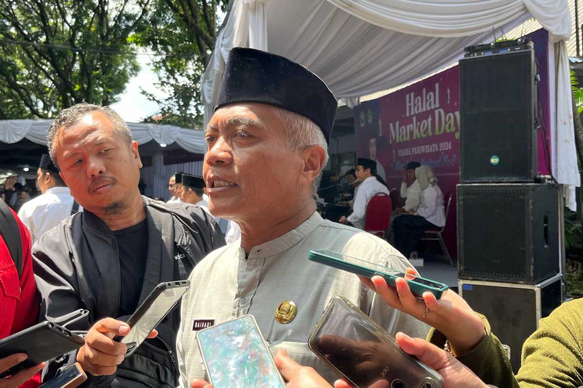 Pj Wali Kota Malang Dorong UMKM Naik Kelas dengan Sertifikasi Halal 2 Kepala Disporapar Kota Malang menjawab pertanyaan awak media. (ws12) - Pj Wali Kota Malang Dorong UMKM Naik Kelas dengan Sertifikasi Halal