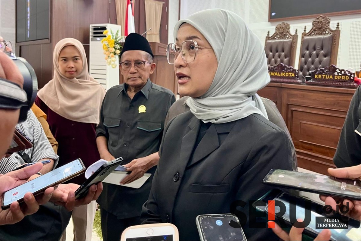 Ketua DPRD Kota Malang menjawab pertanyaan wak media. (ws12) - Pj Wali Kota Malang Prioritaskan Revitalisasi Pasar Besar dan Penanganan Banjir pada APBD 2025