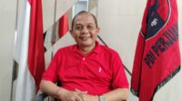 Ketua DPRD Kota Malang sementara, I Made Riandiana Kartika, menjawab pertanyaan dari awak media. (rhd) - DPRD Kota Malang Percepat Pembentukan Struktur di Tengah Pilkada, Kejar Deadline APBD 2025