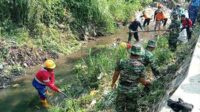 Kodim 0833 bersama Baskomas Malang Raya bersih-bersih DAS Brantas. (ist) - Kodim 0833 Bersama Baskomas Malang Raya Bersih-bersih DAS Brantas