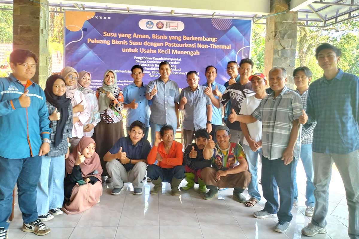 Kolaborasi Polinema dan UMKM KUB Mustarika Jaya Makmur tingkatkan kualitas susu sapi perah. (ist) - Kolaborasi Polinema dan UMKM KUB Mustarika Jaya Makmur Tingkatkan Kualitas Susu Sapi Perah