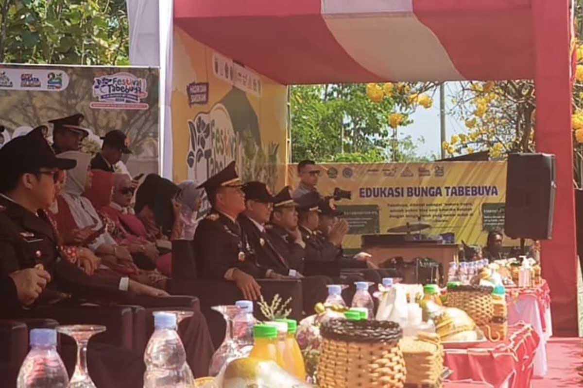 Komandan Pusdik Arhanud dan Pj. Wali Kota Batu menyaksikam gelaran Lomba Tari Sanduk se-Kota Batu. (dik) - Lomba Sanduk Ramaikan Festival Tabebuya Disparta Batu