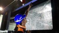 Kondisi kaca KA Logawa yang retak pasca dilempar batu oleh OTK. (Seru.co.id/amb) - Kaca KA Logawa Retak Usai Dilempar Batu OTK Saat Akan Masuk Stasiun Jember