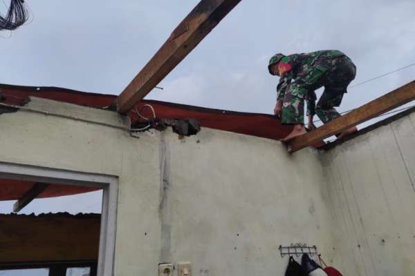 Kondisi rumah setelah diterjang hujan dan angin kencang di Kecamatan Lawang. (ist) - Sepuluh Rumah Warga di Lawang Rusak Diterjang Hujan Deras Disertai Angin Kencang