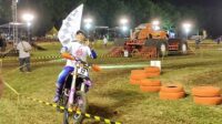 Lantian Juan merayakan selebrasi lap victory usai dipastikan kembali merebut Juara Umum Trial Game Dirt 2024. (rhd) - Lantian Juan Pertahankan Juara Umum Trial Game Dirt, Zidane Alnesa Tercepat Seri Malang