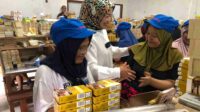 Lathifah Shohib Menyapa dan Menampung Aspirasi Pekerja Pabrik Rokok di Pakisaji