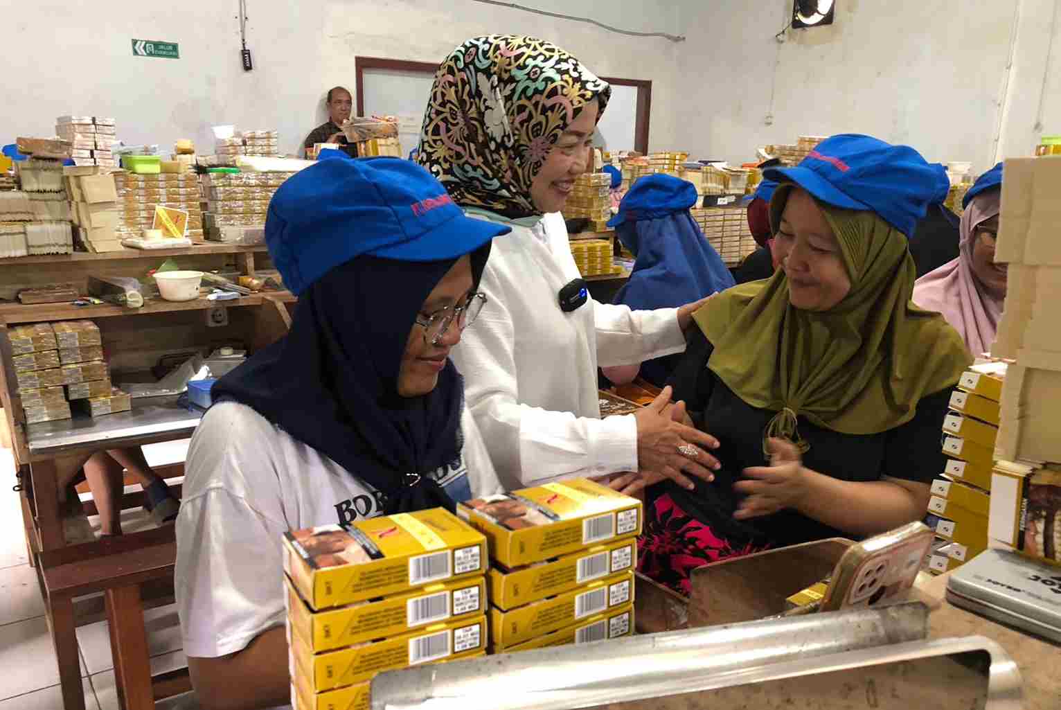 Lathifah Shohib Menyapa dan Menampung Aspirasi Pekerja Pabrik Rokok di Pakisaji