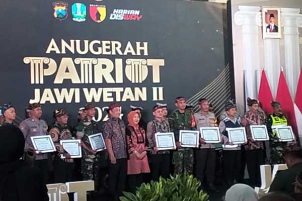 Malam Anugerah Patriot Jawi Wetan II di Surabaya. (ist) - Pemdes Pendem Batu Terima Penghargaan 20 Besar Desa Anugerah Patriot Jawi Wetan-II Tahun 2024
