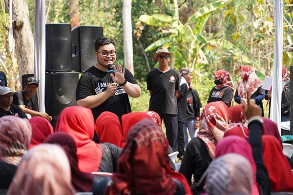 Mas Dhito, calon bupati nomor urut 02 itu saat melakukan kampanye di Kecamatan Ngadiluwih, Senin (14/10/2024). (Seru.co.id/mam) - Mas Dhito Dorong Kader Desa Berwirausaha