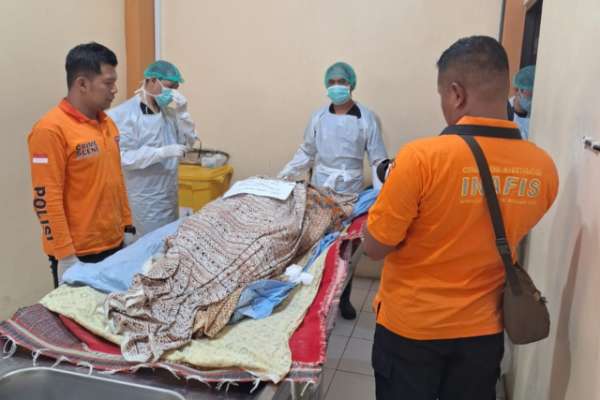 Mayat korban yang mengalami luka bakar. (ist) - Gara-gara Warisan, Seorang Adik Tega Bakar Kakaknya Saat Salat