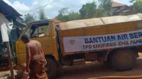 Mobil pengangkut air bersih dari tim pemenangan Khofifah sisir wilayah terdampak kekeringan di Pamekasan. (Seru.co.id/udi) - Tim Pemenangan Khofifah, Sisir Wilayah Terdampak Kekeringan di Pamekasan dengan Salurkan Bantuan Air