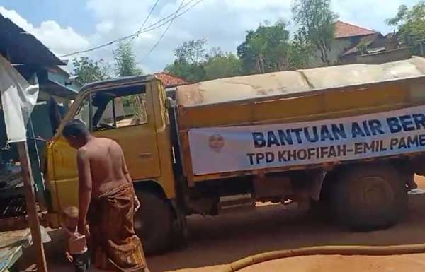Mobil pengangkut air bersih dari tim pemenangan Khofifah sisir wilayah terdampak kekeringan di Pamekasan. (Seru.co.id/udi) - Tim Pemenangan Khofifah, Sisir Wilayah Terdampak Kekeringan di Pamekasan dengan Salurkan Bantuan Air