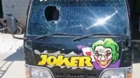 Mobil yang dikendarai Supriyadi usai dilempar batu oleh orang tidak dikenal. (Seru.co.id/udi) - Pelemparan Batu di Nyalaran Pamekasan, Polisi Perketat Patroli