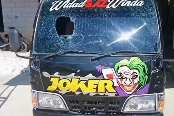 Mobil yang dikendarai Supriyadi usai dilempar batu oleh orang tidak dikenal. (Seru.co.id/udi) - Pelemparan Batu di Nyalaran Pamekasan, Polisi Perketat Patroli