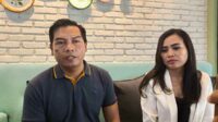 Moch Roby Achwan yang dituduh maling (kiri) bersama kuasa hukumnya (kanan). (Seru.co.id/amb) - Karyawan Koperasi di Jember yang Dituduh Maling Minta Nama Baiknya Dipulihkan
