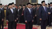 Muhadjir (tengah) saat mengikuti prosesi pelantikan di Istana Negara. (ist) - Presiden Prabowo Percayakan Penasihat Khusus Bidang Urusan Haji pada Mantan Rektor UMM Muhadjir Effendy